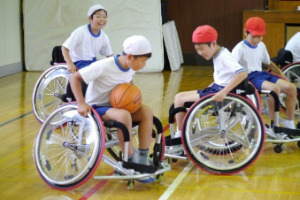 車椅子バスケットボール体験の様子
